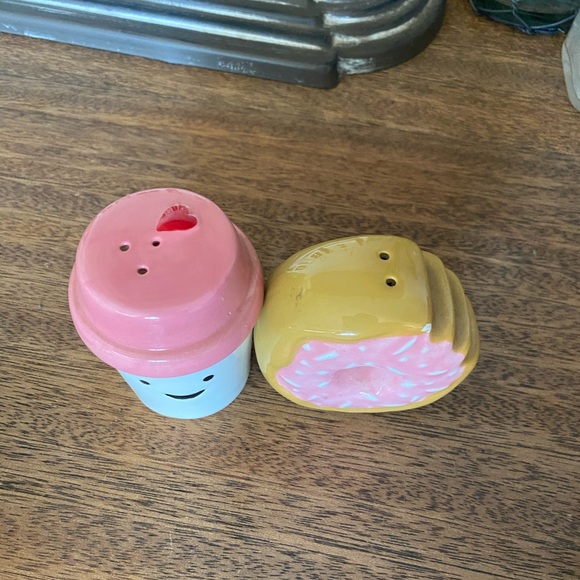 Coffee & Doughnuts salt and pepper shakers! - Picture 3 of 3